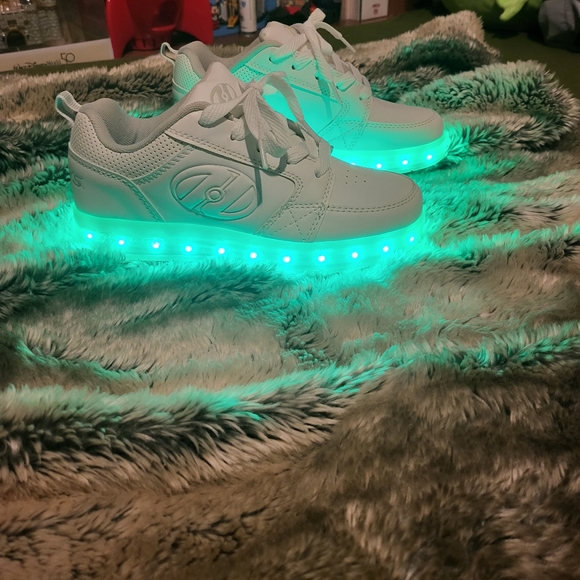 HEELYS LIGHT UP SKATE SHOES - Picture 3 of 6